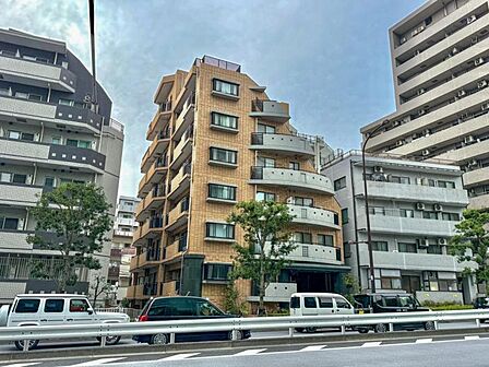 【外観】 都心に佇むスマートな外観。洗練された街並みに、静かに映える存在感です。