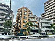 【外観】　都心に佇むスマートな外観。洗練された街並みに、静かに映える存在感です。