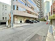 【前面道路】　幅員にゆとりある前面道路。視界が広がり、確かな開放感があります。