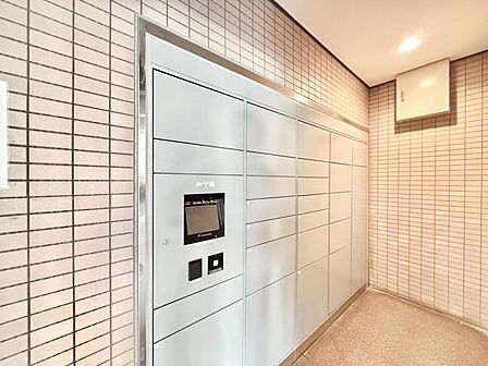 【宅配ボックス】 共働きなど不在が多い方、ネット通販の利用が多い方に大変便利。