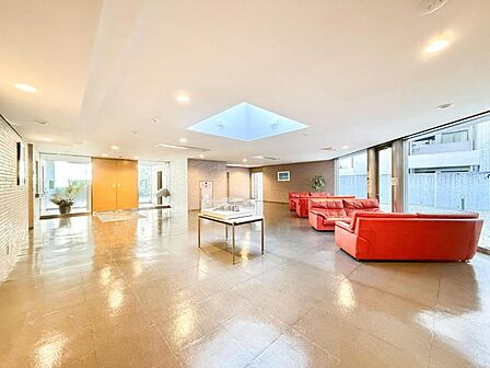 【エントランス】 住民同士の挨拶が飛び交うエントランスは明るく快適で気持ちの良い空間