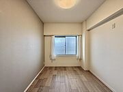 【洋室：5.6帖】　一日の疲れをいやしてくれる主寝室。時を忘れて過ごす場所として過ごせるお部屋です