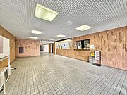 【エントランス】　しっかりと管理が行き届き開放感があり明るいマンションの顔