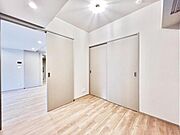 【洋室:5帖】ゆったりとくつろげる洋室空間です。