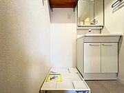 【洗面所】　広く清潔感のある洗面所。朝の外出の準備やお洗濯もスムーズに行えそうです