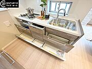 【キッチン】　収納スペースが豊富で、調理器具や食材もスッキリ片付きます。