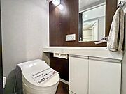 【トイレ】　手洗いカウンターがあることで、トイレ空間に余白と落ち着きが生まれます。機能性だけでなく、インテリアとしての美しさも感じられる設計です。