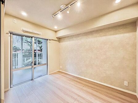 【洋室:5.0帖】 リビングと隣り合う洋室。趣味の部屋にもお子様の部屋にも出来る汎用性があります