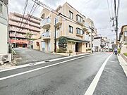 【前面道路】　通りから奥に入ったアプローチ。道路からの視線も気になりません