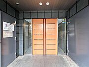【エントランス】　しっかりと管理が行き届き開放感があり明るいマンションの顔