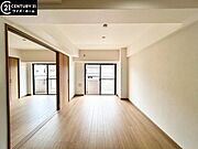 【LDK】　隣り合う洋室と一体利用可能も可能な間取り。リビングを拡張して大空間としてもお使いいただけます