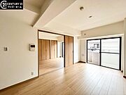 【LDK】　木のぬくもりが感じられるナチュラルな雰囲気に仕上がった室内。ふんだんに陽射しが注ぐ明るいリビングでは家族が自然と集い笑顔に。