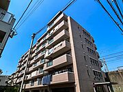 【外観】　静かな住宅街に映える、端正なマンション。暮らしの舞台にふさわしい、落ち着きと品格を備えています。