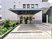 【エントランス】　しっかりと管理が行き届き開放感があり明るいマンションの顔