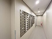 【エントランス】プライバシー性と使いやすさを兼ね備えた郵便ポスト