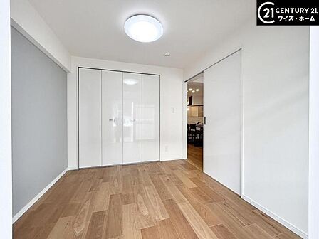 【洋室:4.7帖】リビングと隣り合う洋室。趣味の部屋にもお子様の部屋にも出来る汎用性があります。