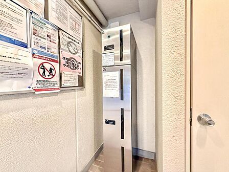 【宅配ボックス】 不在時も安心の宅配ボックス。忙しい現代の暮らしに寄り添う設備。