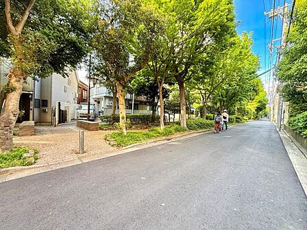 【前面道路】 幅員にゆとりある前面道路。視界が広がり、確かな開放感があります。