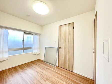 【洋室:4.8帖】 一日の疲れをいやしてくれる主寝室。時を忘れて過ごす場所として過ごせるお部屋で