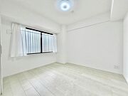 【洋室：5.3帖】仕事や趣味のスペースとしても活用できる、多用途に使える部屋。