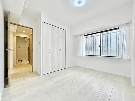 【洋室:4.7帖】明るく開放的な空間です。
