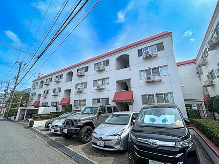 【外観】 閑静な住宅街に佇む、品のあるマンション。街の空気に溶け込む、穏やかな佇まいです。