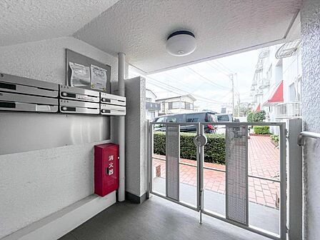 【エントランス】 皆が使う場所だからこそいつも綺麗にしてほしいもので実際に綺麗だと気分も違います