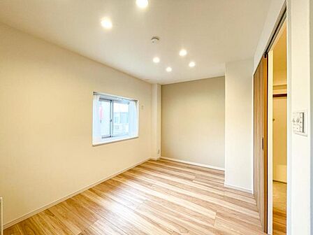 【洋室:7.1帖】 一日の疲れをいやしてくれる主寝室。時を忘れて過ごす場所として過ごせるお部屋です