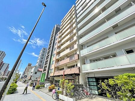 【外観】 段層が織りなすリズム感。光と影が美しく交差するモダンな造形。