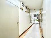 【エントランス】　住民同士の挨拶が飛び交うエントランスは明るく快適で気持ちの良い空間
