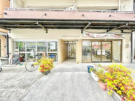 【エントランス】 しっかりと管理が行き届き開放感があり明るいマンションの顔