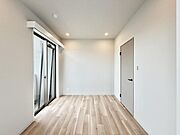 【洋室:5.6帖】使い方に柔軟性があり、個室としても趣味の部屋としても利用可能です。