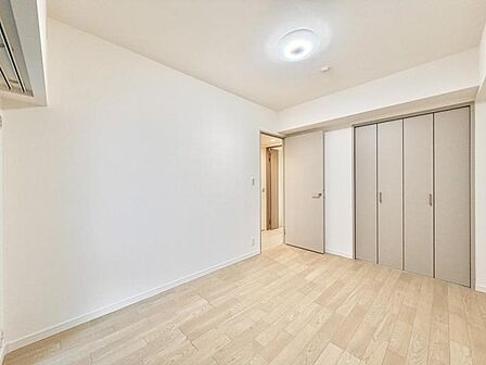 【洋室:6.1帖】どんな家具にも調和する明るく落ち着いた内装 大切な時間を豊かに、快適にお過ごしいただけます。
