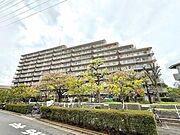 【外観】　段層が織りなすリズム感。光と影が美しく交差するモダンな造形