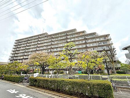 【外観】 段層が織りなすリズム感。光と影が美しく交差するモダンな造形