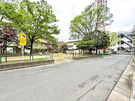 【前面道路】 幅員にゆとりある前面道路。視界が広がり、確かな開放感があります。
