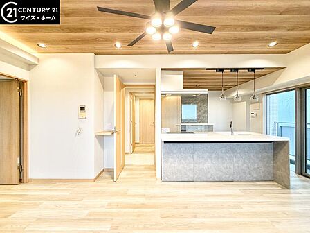 【LDK】 柔らかなダウンライトが住空間を演出する。デザイン性の高い内装も魅力です