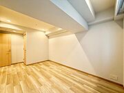 【洋室】　シンプルで落ち着いた洋室は、夫婦の寝室に。一日の終わりに、ほっとひと息つけるプライベート空間です。