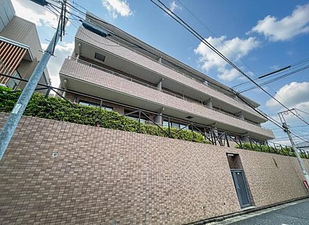 【外観】周囲の街並みと調和する落ち着いた色調。上質な日常を予感させる。