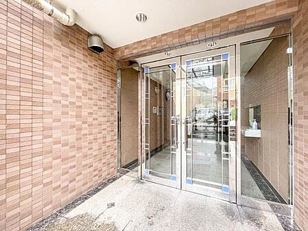 【エントランス】 穏やかな日常の入り口。広々とした空間が日々の快適さに繋がります