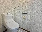 【トイレ】清潔感のあるシンプルで使いやすいトイレです。