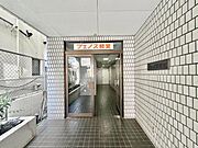 【エントランス】優雅さも感じられる重厚で高級感のあるエントランスです。
