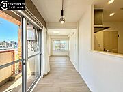 【DK：6.5帖】　キッチンを対面式にすることで空間にメリハリをつけた内装デザイン