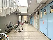 【駐輪場】　広くしっかりと区画分けされた駐輪場。管理も行き届いて使いやすそうです