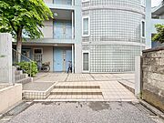 【エントランス】　住まいの顔ともいえるエントランスは、上品で洗練された印象に仕上がっています。