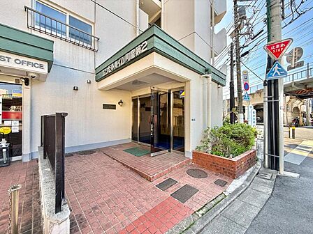 【エントランス】 「ただいま」を優しく包む、温かな光とゆとりあるエントランス。