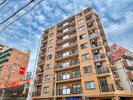 【外観】 周囲の街並みと調和する落ち着いた色調。上質な日常を予感させる。