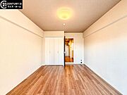 【リビング：8帖】　キッチンと独立したまるまる使える住空間