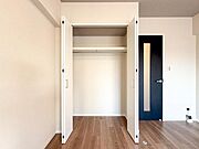 【収納】　大型のクローゼット完備。衣類だけではなく上部にバッグなどの小物、下部には季節の家電やスーツケース等スッキリと収納可能です