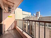 【バルコニー】　開放感あふれる大きなバルコニー。都心の景色をひとり占めできます。